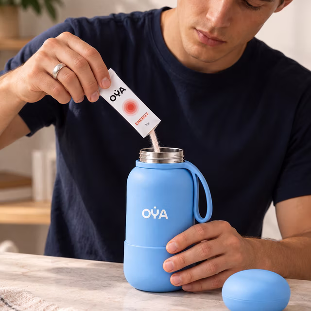 Un homme verse un stick OYA ENERGY dans la gourde